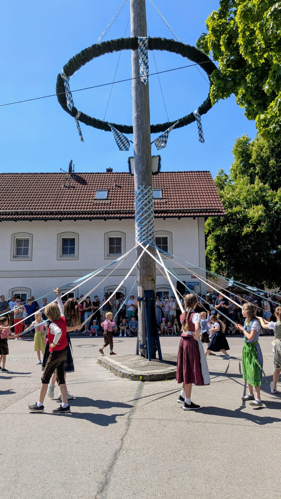 Bandltanz am Maibaum in Pulling